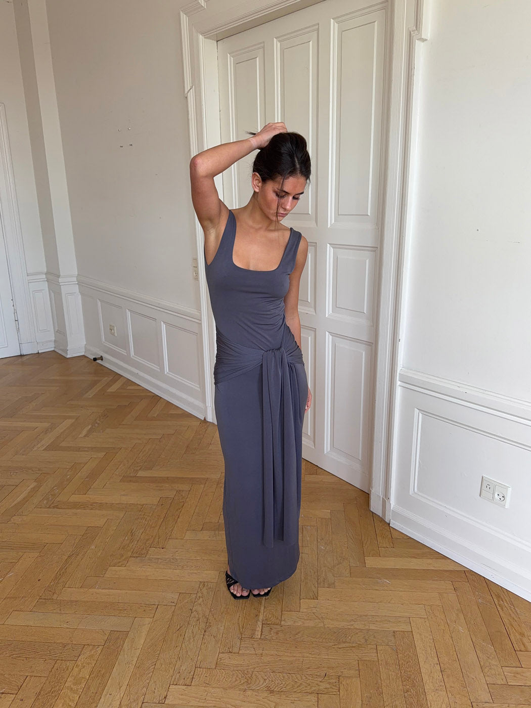 Mia dress with tie detail - Grey