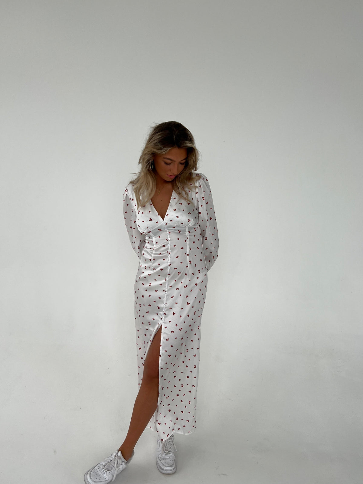 Frederikke satin dress with red flowers - White