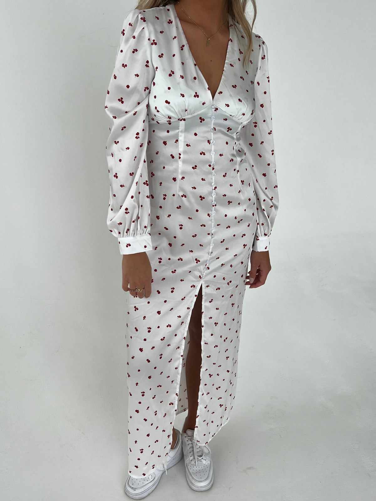 Frederikke satin dress with red flowers - White