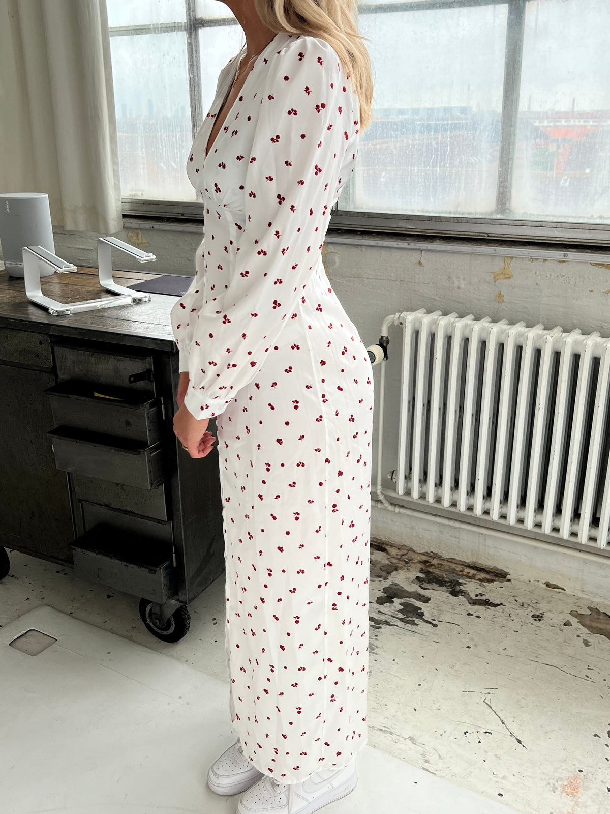 Frederikke satin dress with red flowers - White
