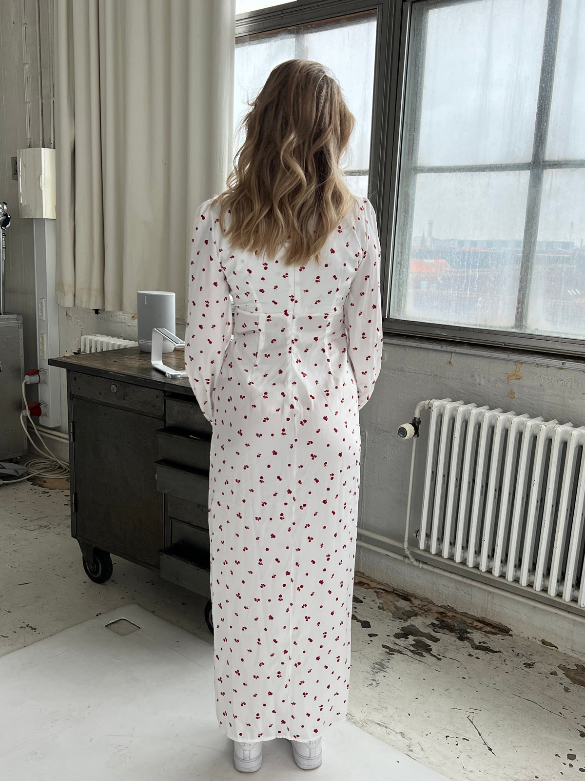 Frederikke satin dress with red flowers - White
