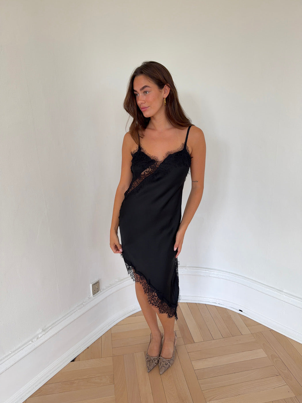 Sheyla asymmetric satin dress with lace - Black