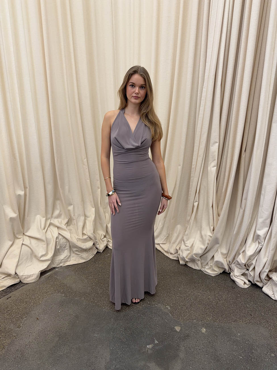 Pauline dress with open back - Taupe