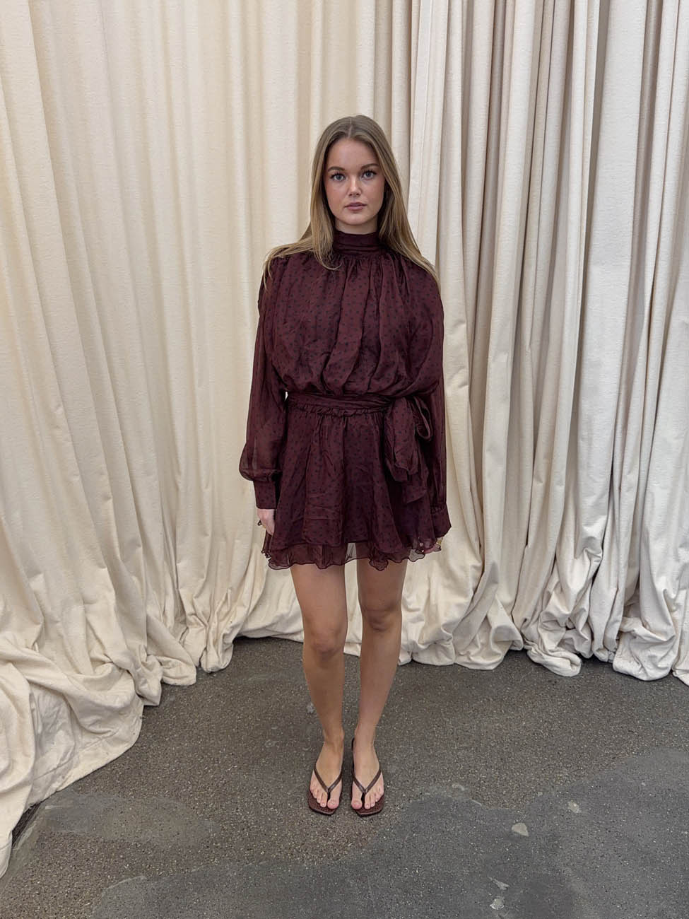 Tommeline polka dotted dress with tie – Burgundy