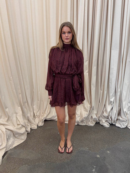 Tommeline polka dotted dress with tie – Burgundy