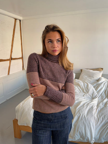Swela knitted sweater with turtleneck – Dark brown/pink